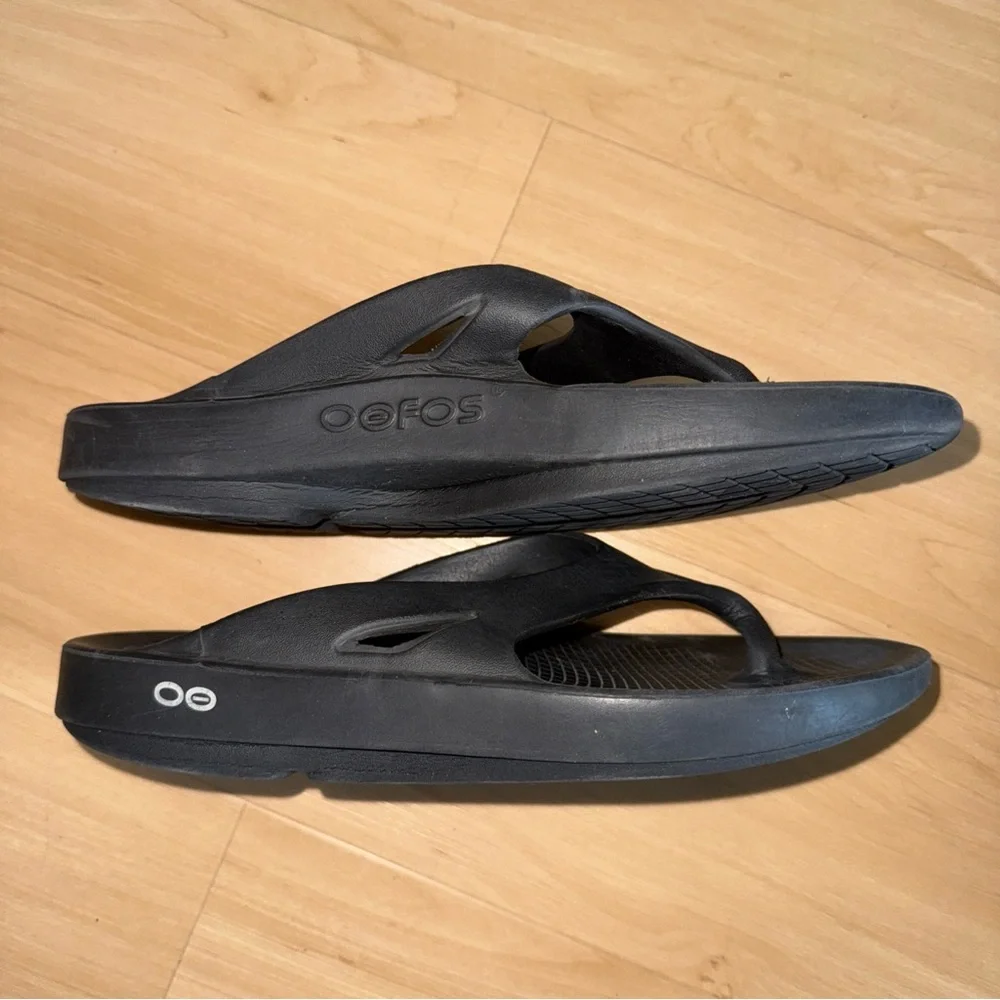 OOFOS OOLALA UNISEX BLACK FLIP FLOP SZ M 8 W 10 BEACHWEAR CUSHIONED FOOTBED